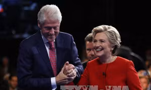 Bà Clinton nới rộng khoảng cách trước cuộc tranh luận cuối 