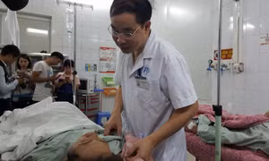 Nỗ lực cấp cứu nạn nhân sập nhà