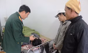 Bác sĩ chữa bệnh trên đảo Bạch Long Vỹ
