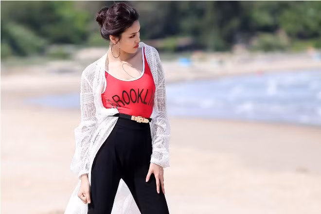 Lan Khuê lăn xả cùng thí sinh The Face trong thử thách bãi biển ảnh 6