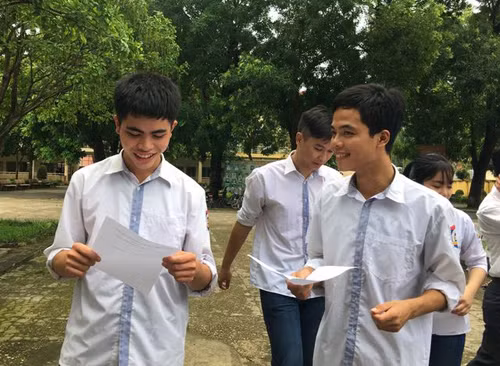 Nghị lực của cậu học trò nghèo xứ Thanh đạt điểm tuyệt đối ảnh 1