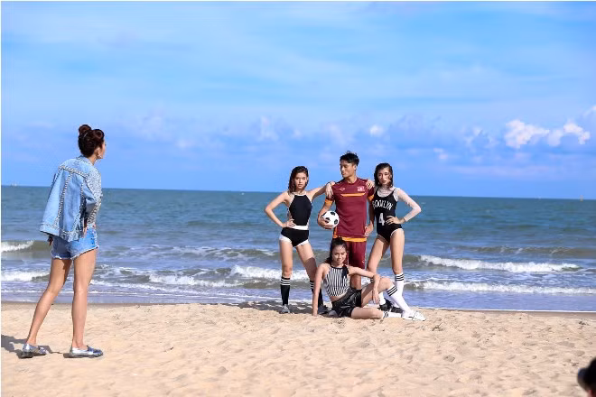 Thí sinh The Face 'đốt mắt' trong trang phục Bikini cùng danh thủ Mạc Hồng Quân ảnh 10