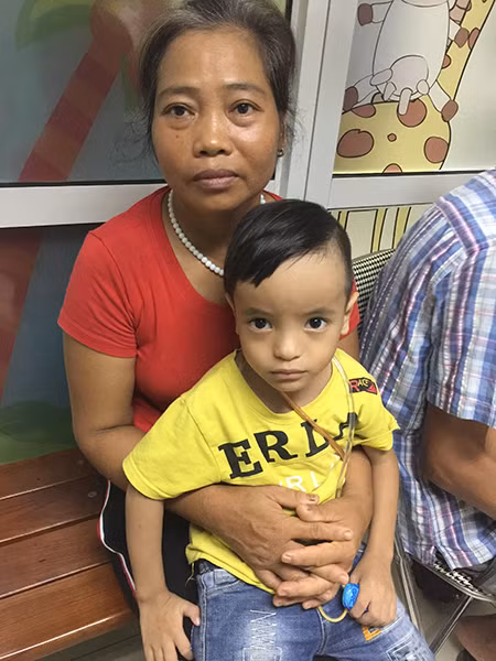 Cậu bé tật nguyền và hy vọng được sống như người bình thường ảnh 1