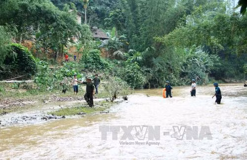 Mưa lũ cuốn trôi cả gia đình trên ô tô, 3 trong số 4 người tử nạn ảnh 1