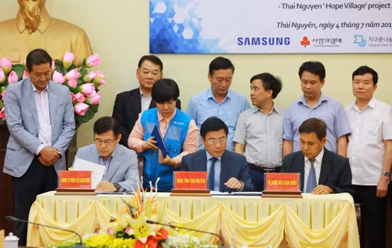 “Ngôi làng hy vọng” hỗ trợ người nghèo mua trâu ảnh 1