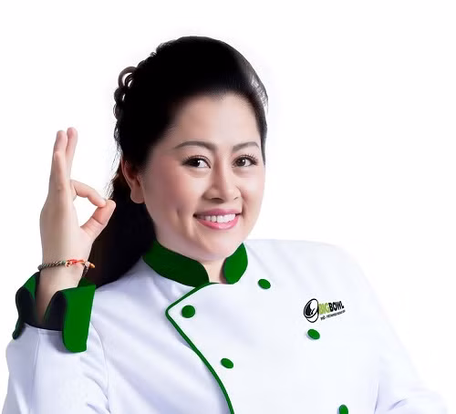 Giới thiệu món phở từ chuyên gia ẩm thực Phan Tôn Tịnh Hải cho du khách đến sân bay Việt Nam ảnh 1