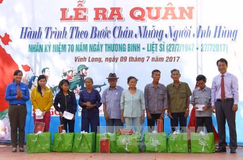 Ra quân hành trình 'Theo bước chân những người anh hùng' ảnh 1
