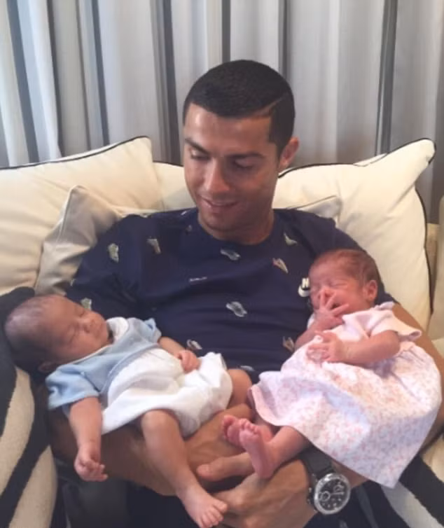 Bức ảnh đầu tiên của 4 bố con Ronaldo ảnh 2