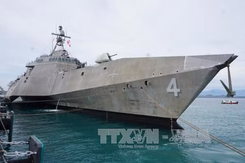 Tàu khu trục Mỹ USS Coronado quay trở lại cảng Cam Ranh ảnh 1