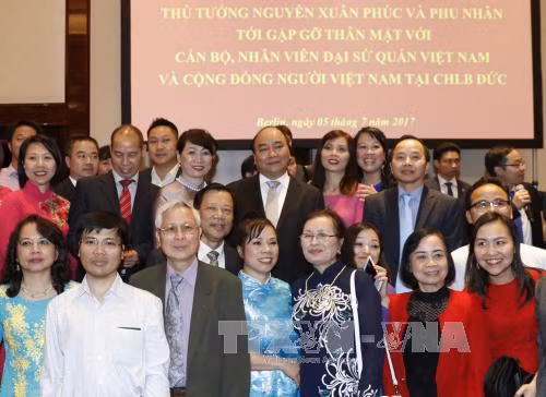 Thủ tướng gặp gỡ nhân viên Đại sứ quán và cộng đồng người Việt tại Đức ảnh 2