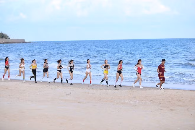 Thí sinh The Face 'đốt mắt' trong trang phục Bikini cùng danh thủ Mạc Hồng Quân ảnh 1