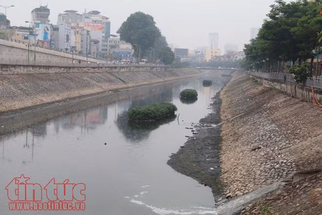 Sông Thủ đô 'thoi thóp' vì bùn, rác ảnh 16