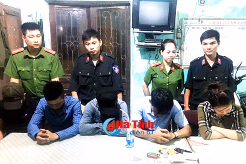Bắt quả tang 4 nam 1 nữ 'đập đá' trong phòng trọ ảnh 1