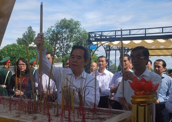 Dâng hương, tri ân các anh hùng liệt sỹ ảnh 3
