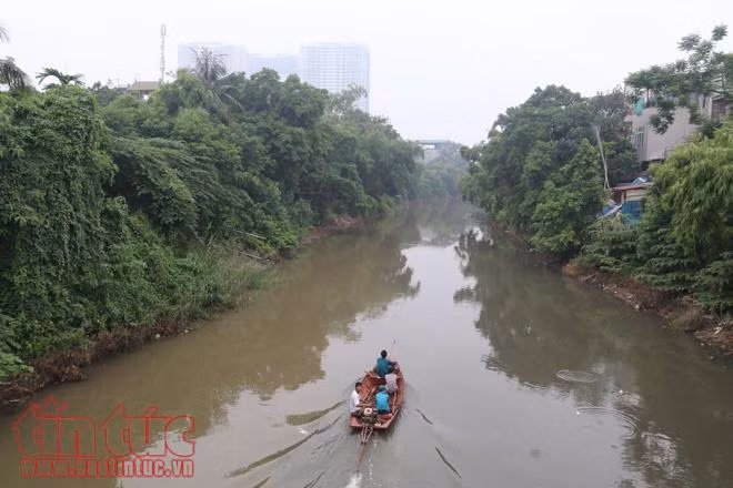 Sông Thủ đô 'thoi thóp' vì bùn, rác ảnh 13