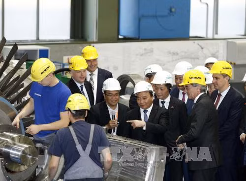 Thủ tướng Nguyễn Xuân Phúc đối thoại với các nhà đầu tư hàng đầu của CHLB Đức ảnh 2