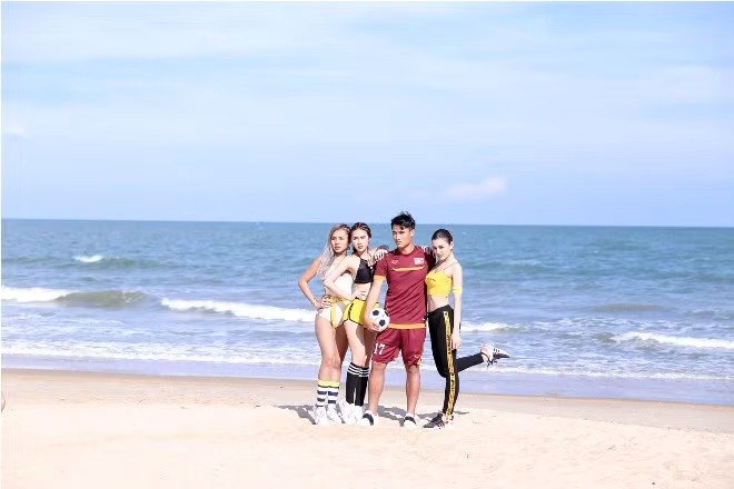 Thí sinh The Face 'đốt mắt' trong trang phục Bikini cùng danh thủ Mạc Hồng Quân ảnh 8