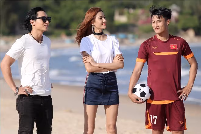 Thí sinh The Face 'đốt mắt' trong trang phục Bikini cùng danh thủ Mạc Hồng Quân ảnh 11