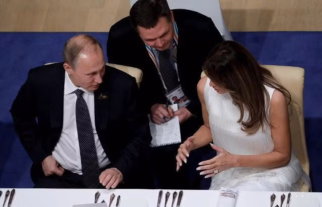 Hình ảnh Tổng thống Putin và Đệ nhất Phu nhân Mỹ thân mật trò chuyện ở tiệc tối ảnh 1