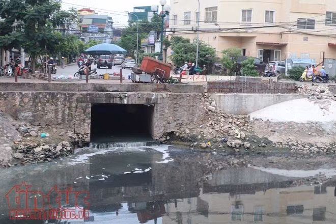 Sông Thủ đô 'thoi thóp' vì bùn, rác ảnh 3