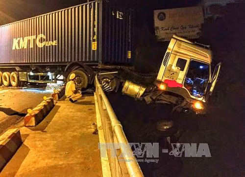 Xe container treo lơ lửng trên thành cầu Sêrêpốk ảnh 1