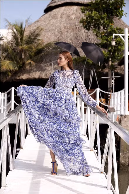 The Face: HLV Hoàng Thuỳ chuyên nghiệp khoe dáng cùng thí sinh ảnh 3