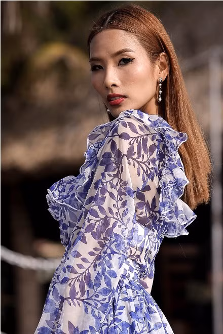 The Face: HLV Hoàng Thuỳ chuyên nghiệp khoe dáng cùng thí sinh ảnh 5