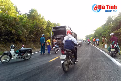 Hà Tĩnh: Xe đầu kéo cháy trơ đầu trên quốc lộ ảnh 3