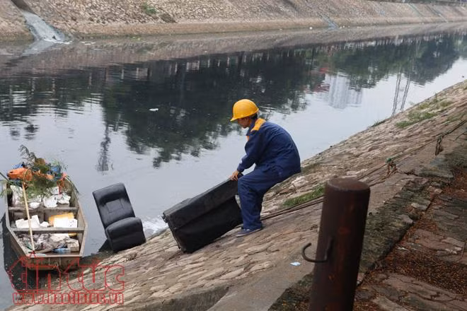 Sông Thủ đô 'thoi thóp' vì bùn, rác ảnh 10