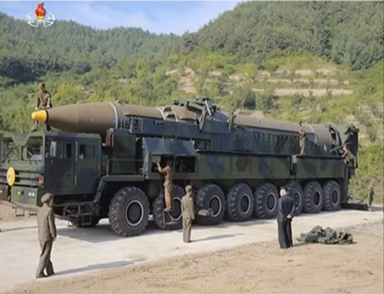 Bất ngờ với hành động của ông Kim Jong-un ngay cạnh tên lửa liên lục địa ảnh 1