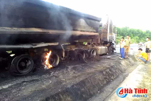 Hà Tĩnh: Xe đầu kéo cháy trơ đầu trên quốc lộ ảnh 1