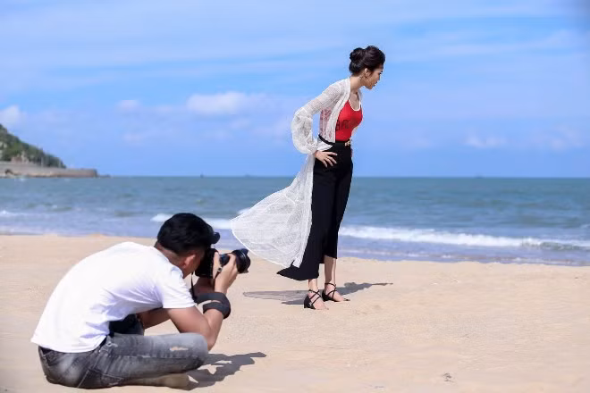 Lan Khuê lăn xả cùng thí sinh The Face trong thử thách bãi biển ảnh 20