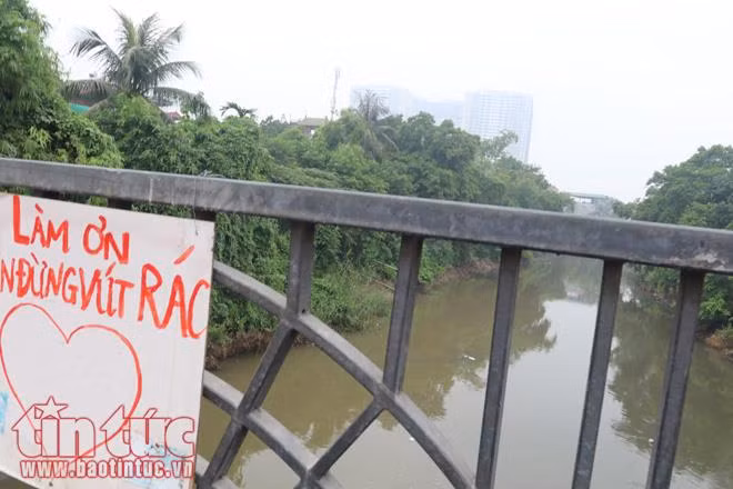 Sông Thủ đô 'thoi thóp' vì bùn, rác ảnh 12
