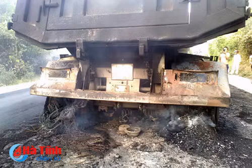 Hà Tĩnh: Xe đầu kéo cháy trơ đầu trên quốc lộ ảnh 4
