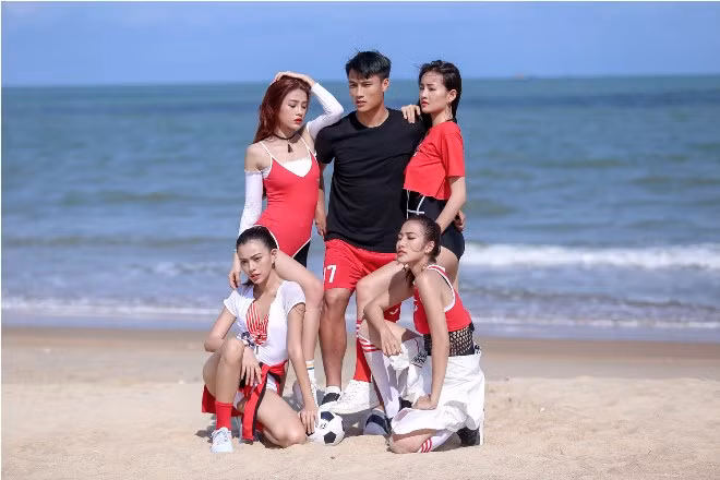 Thí sinh The Face 'đốt mắt' trong trang phục Bikini cùng danh thủ Mạc Hồng Quân ảnh 6