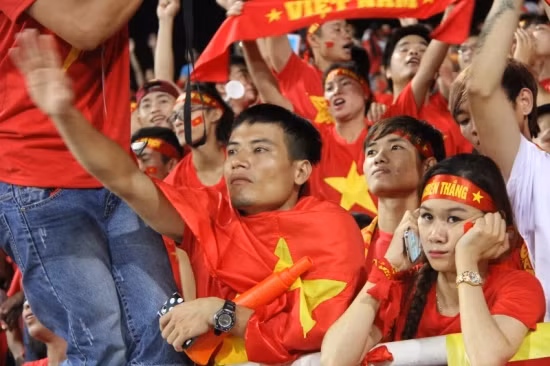 Cổ động viên rơi nước mắt trên sân Mỹ Đình ảnh 3
