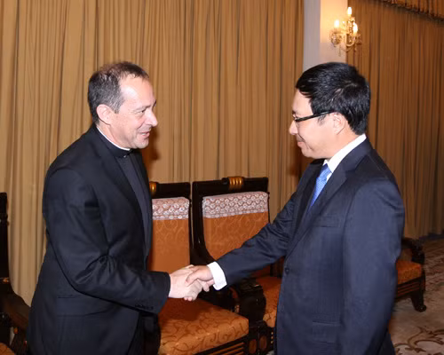 Phó Thủ tướng Phạm Bình Minh tiếp Thứ trưởng Ngoại giao Vatican ảnh 1
