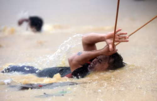 Bão lụt khiến hàng chục nghìn người sơ tán tại Manila ảnh 4