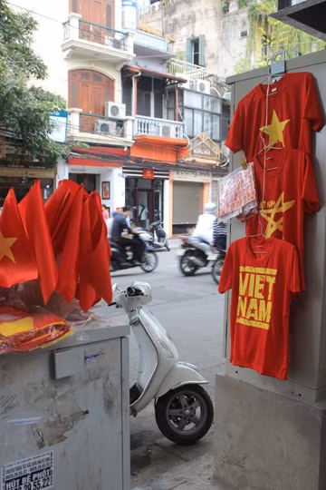 CĐV tậu áo, cờ để cổ vũ U19 ảnh 1