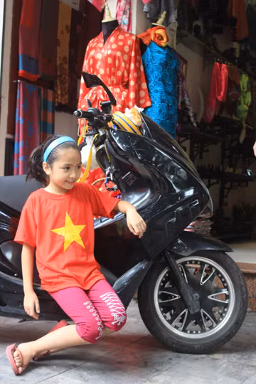 CĐV tậu áo, cờ để cổ vũ U19 ảnh 5