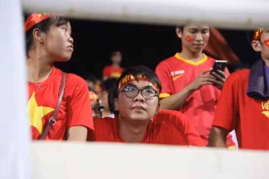 Cổ động viên rơi nước mắt trên sân Mỹ Đình ảnh 7