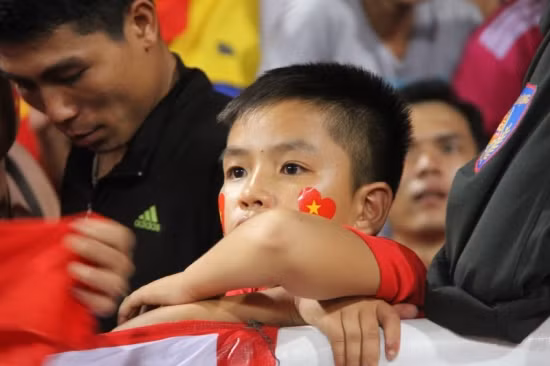 Cổ động viên rơi nước mắt trên sân Mỹ Đình ảnh 9