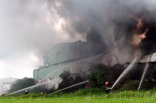 TP.HCM: Cháy rụi công ty nguyên liệu giày dép ảnh 1