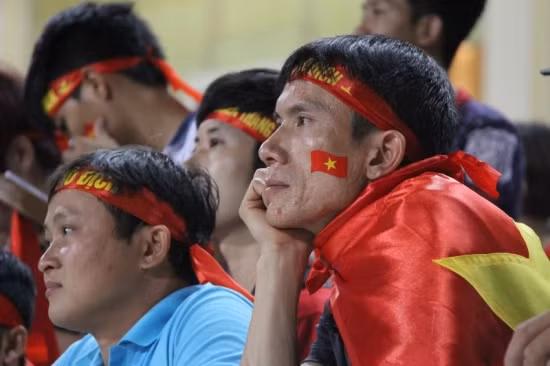 Cổ động viên rơi nước mắt trên sân Mỹ Đình ảnh 6