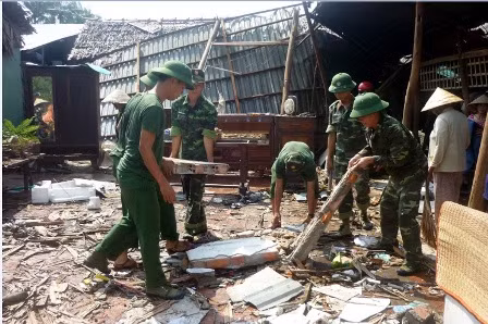 Dông lốc tốc mái nhà cửa, trường học tại Phú Thọ ảnh 1