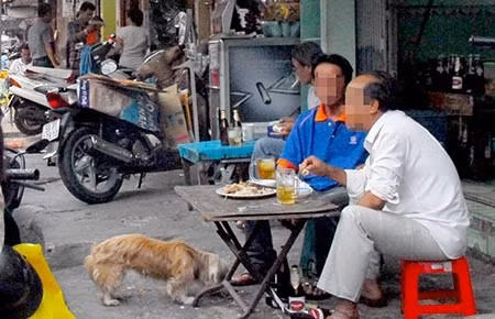Bán bia vỉa hè: Băn khoăn cấm hay không ảnh 2