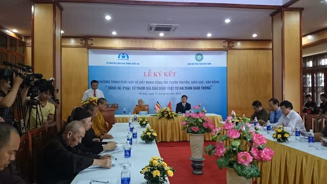 Tăng ni, phật tử tham gia bảo đảm trật tự an toàn giao thông ảnh 1