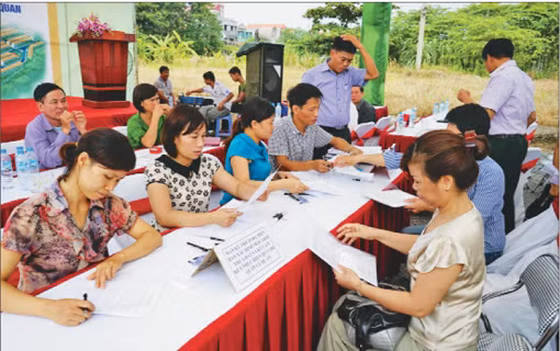 Bàn giao đất dịch vụ cho người dân Xuân Quan ảnh 1