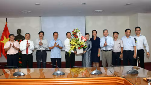 Bộ Y tế trao Kỷ niệm chương cho TTXVN ảnh 1