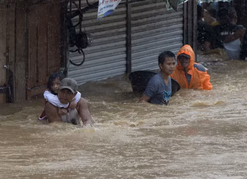 Bão lụt khiến hàng chục nghìn người sơ tán tại Manila ảnh 2